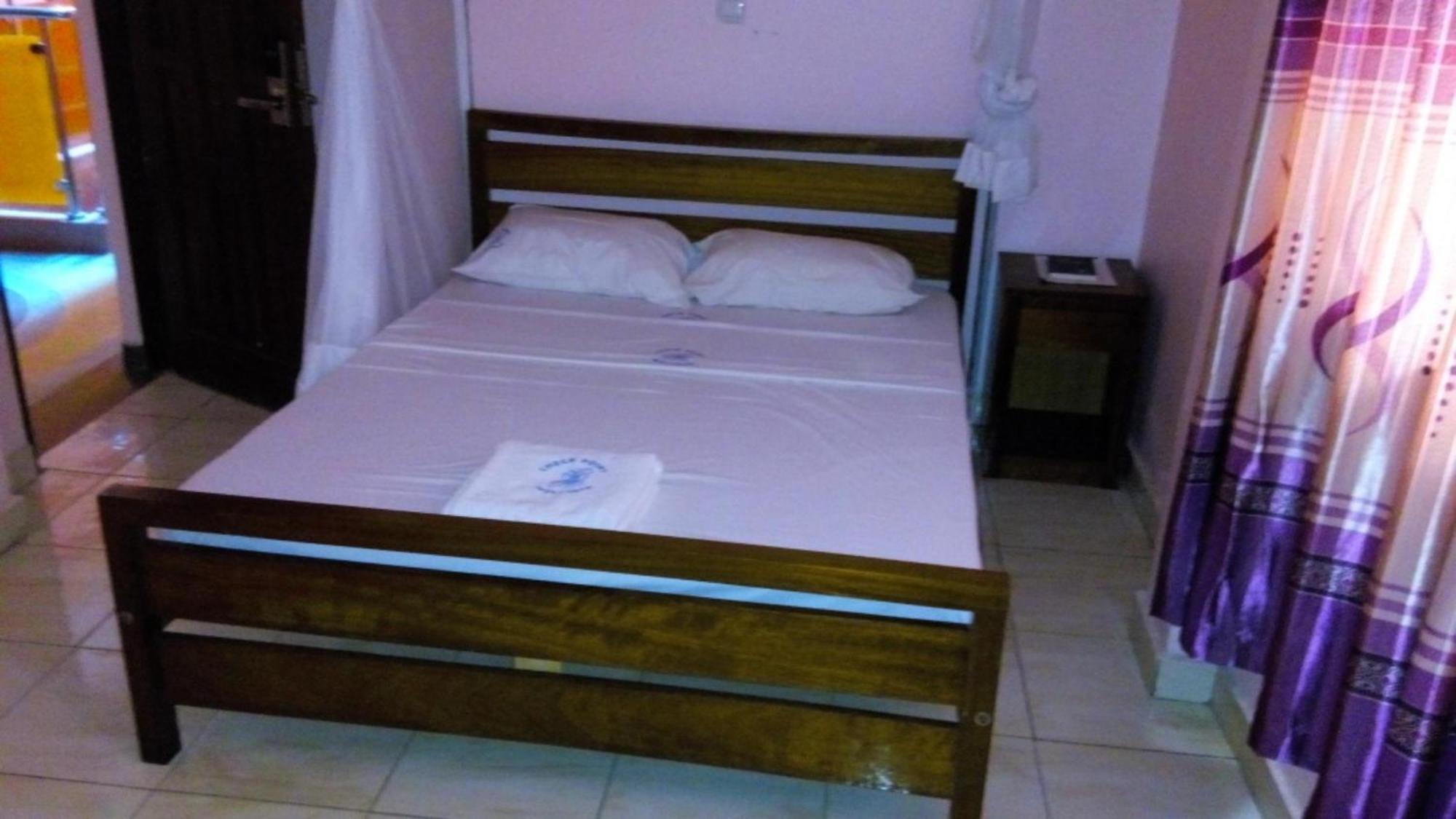 Checkpoint Inn Hotel, Момбаса Екстер'єр фото