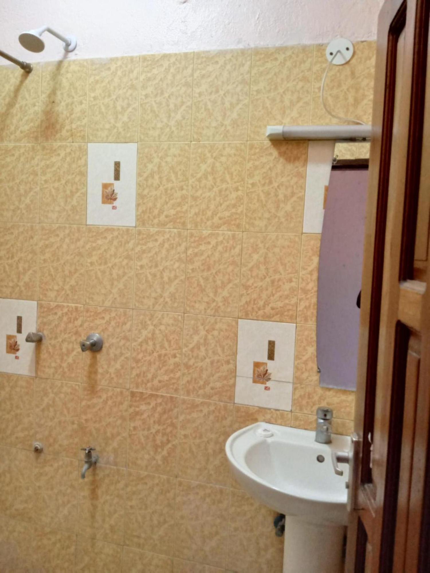 Checkpoint Inn Hotel, Момбаса Екстер'єр фото