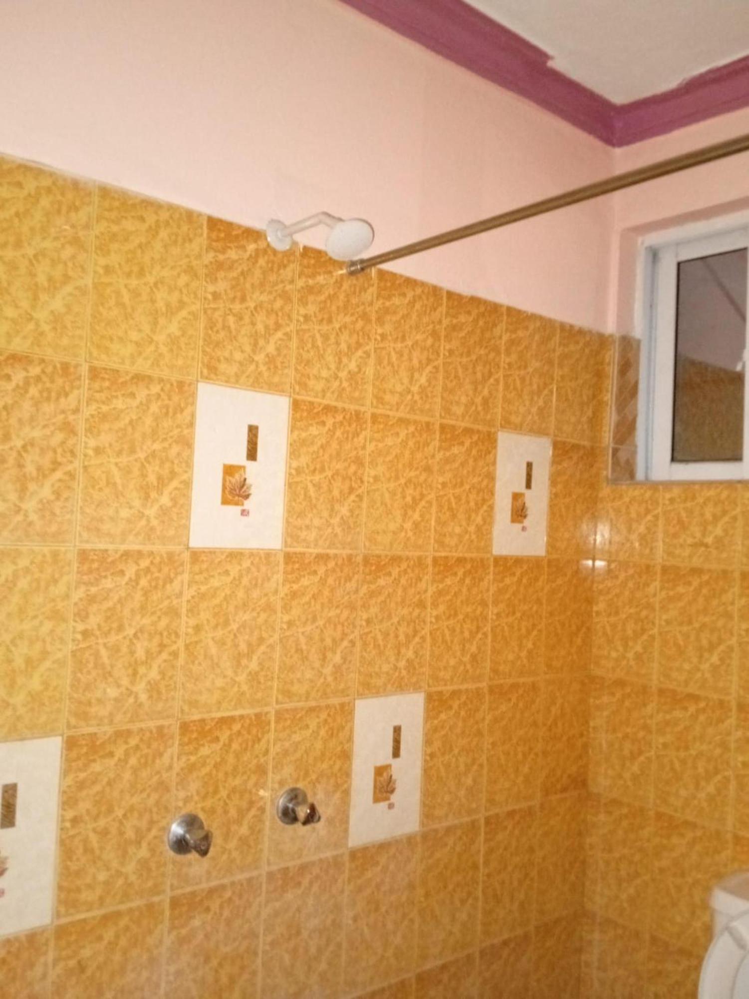 Checkpoint Inn Hotel, Момбаса Екстер'єр фото